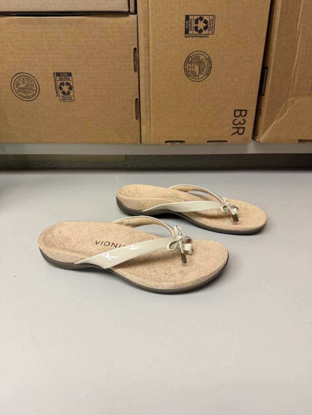 Vionic Sandals - Cream - Size 7.5